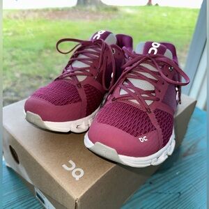 On cloud running maroon helion speedboard sneakers
